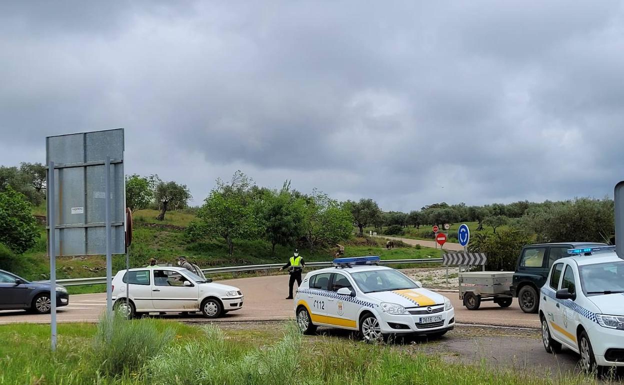 Control del acceso y entrada a Salvatierra de los Barros durante el cierre perimetral de la localidad de la Sierra Suroeste. 
