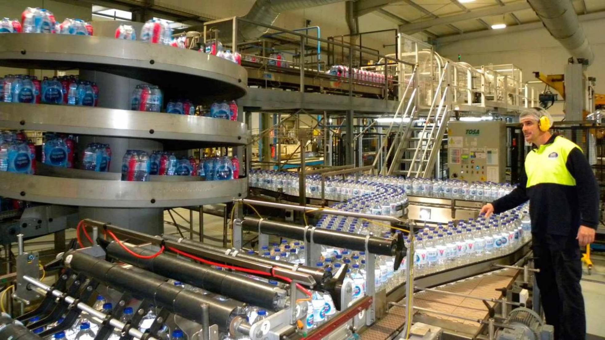 Planta embotelladora de Nestlé Waters en Herrera del Duque, de donde salen lasbotellas de la marca Aquarel, delmanantial Las Jaras. 