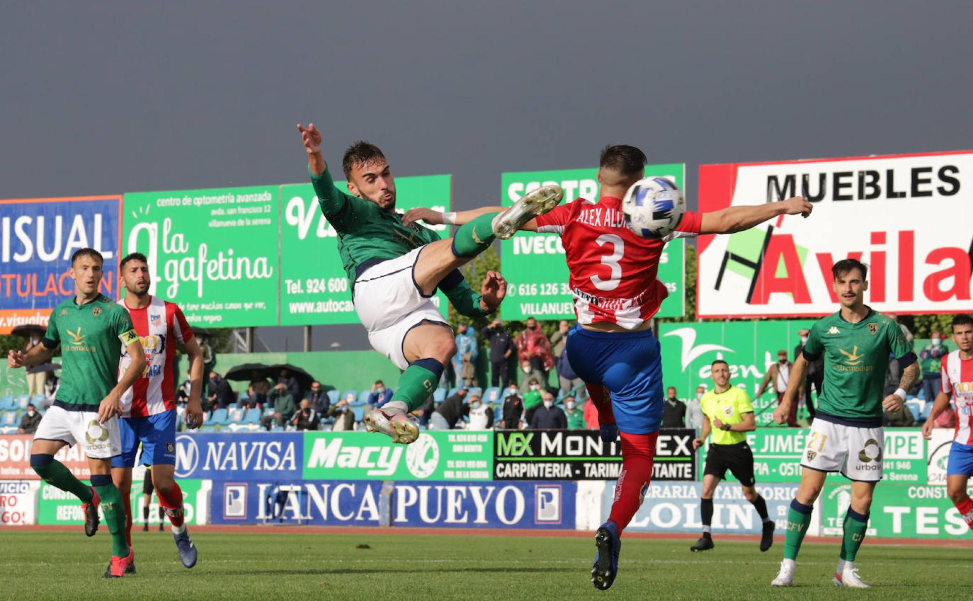 Remate acrobático de Fran Viñuela para hacer el segundo gol.