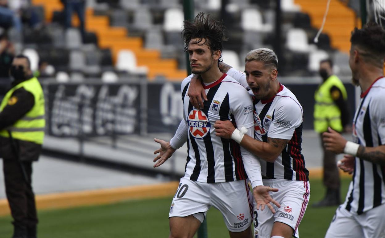 Álex Corredera celebra el gol de la victoria del Badajoz abrazado por Tomás Sánchez. 