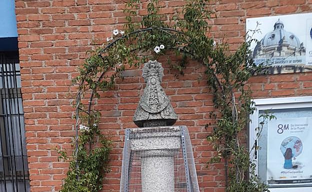 El pedestal se cubrirá de flores. 