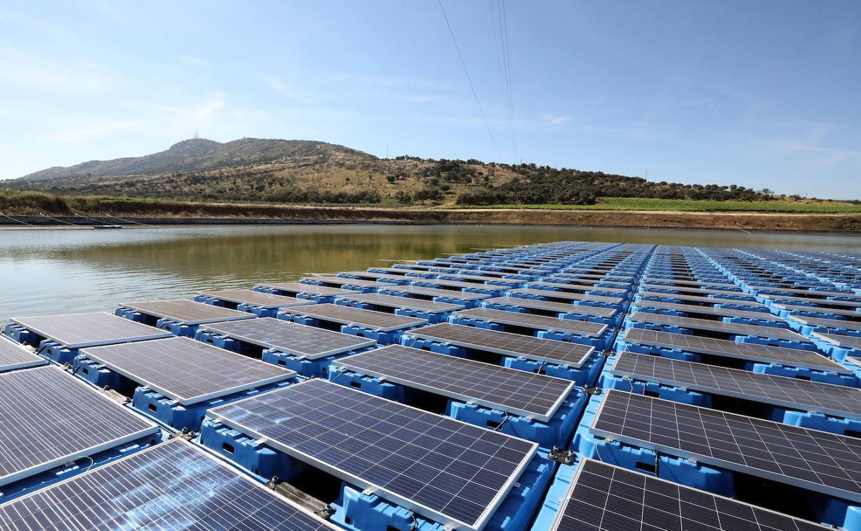 Ejemplo de modernización de regadío. Placas solares flotantes sobre una balsa de regantes de Mérida para generar energía. 