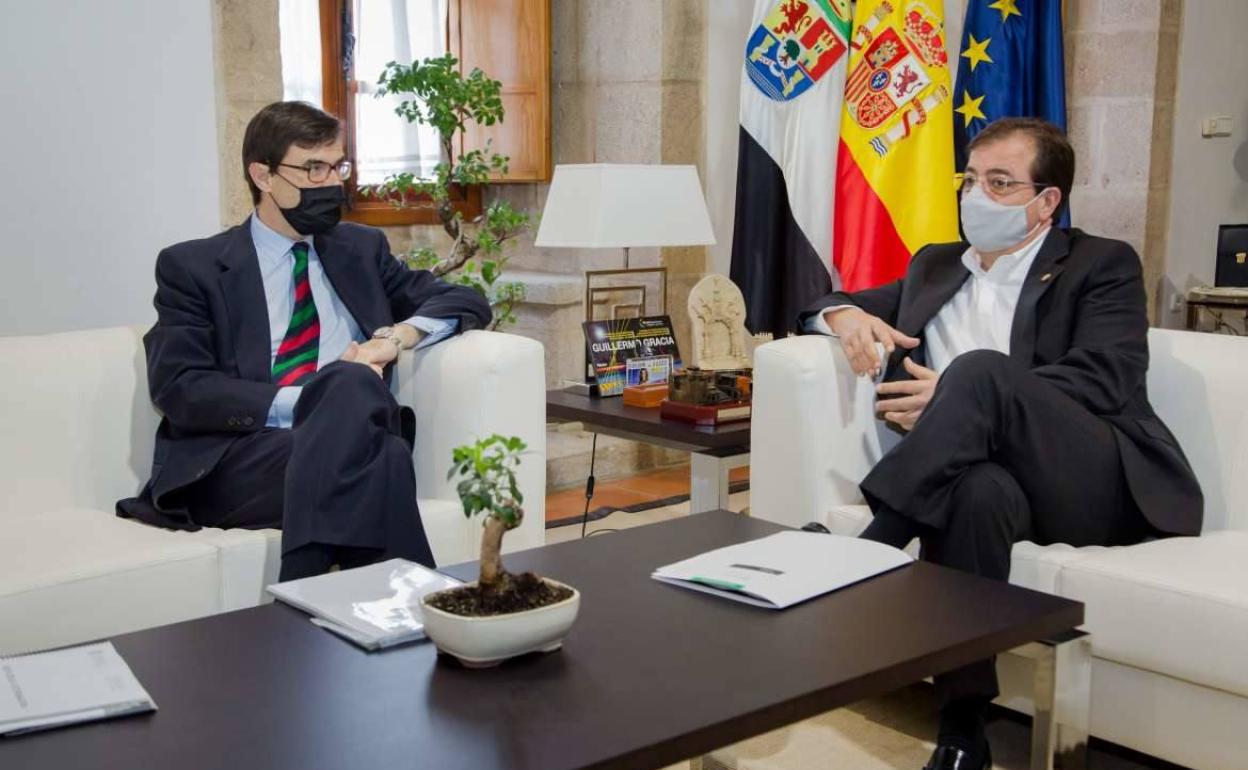 En la imagen, Juan González-Barba. secretario de Estado de la UE, con Guillermo Fernández Vara, presidente de la Junta de Extremadura. 