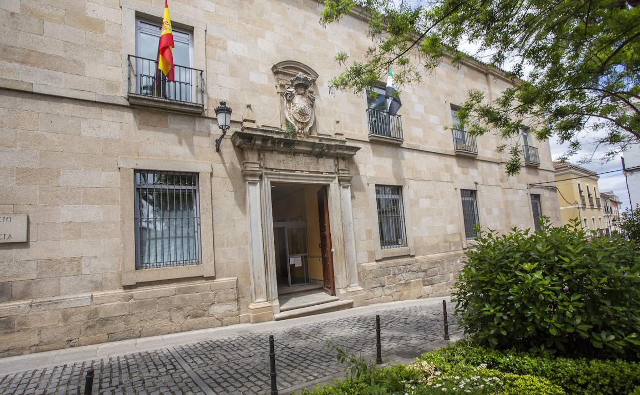 La condena fue anulada por la Sala de lo Civil y Penal del Tribunal Superior de Justicia de Extremadura. 