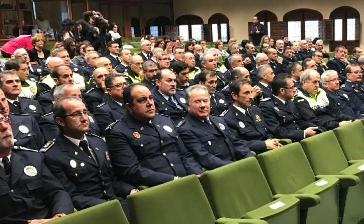 La Junta reconoce la labor de 46 agentes de policía local de Extremadura