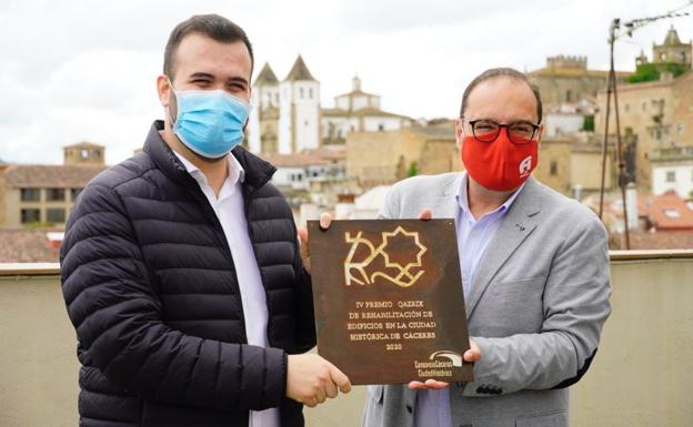 El alcalde de Cáceres, Luis Salaya, entregando el premio a la empresa familiar