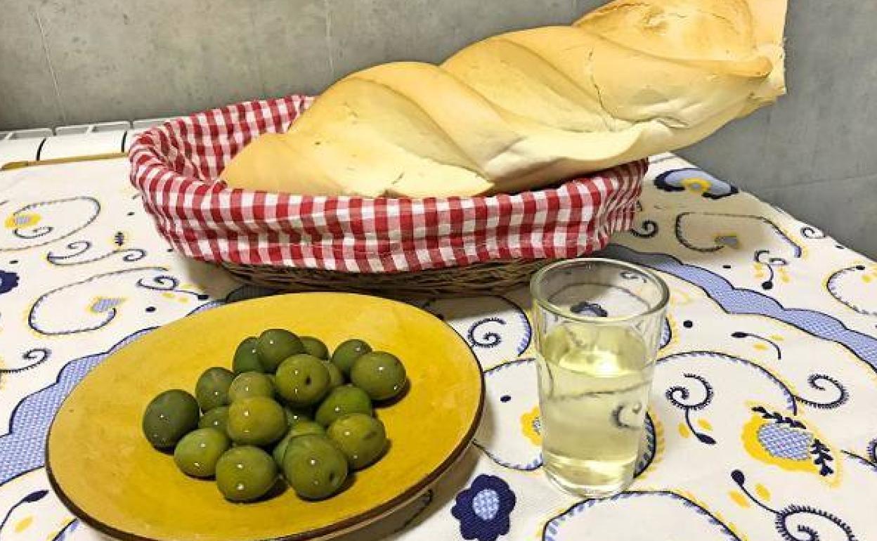 Un pitarra con aceitunas