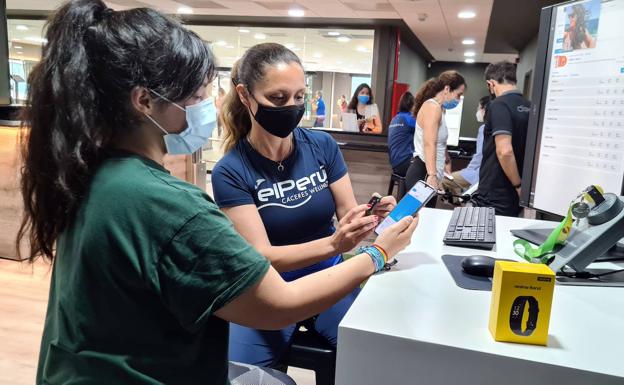 Una usuaria de El Perú configura su pulsera 'Realme' para conectarla con el teléfono móvil.