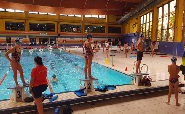 Los cursos de natación se llevan a cabo en las dos amplias piscinas climatizadas que posee El Perú. 
