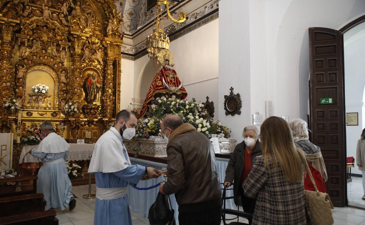 Imagen de devotos de la Virgen de la Montaña ante la imagen este viernes en el santuario. 