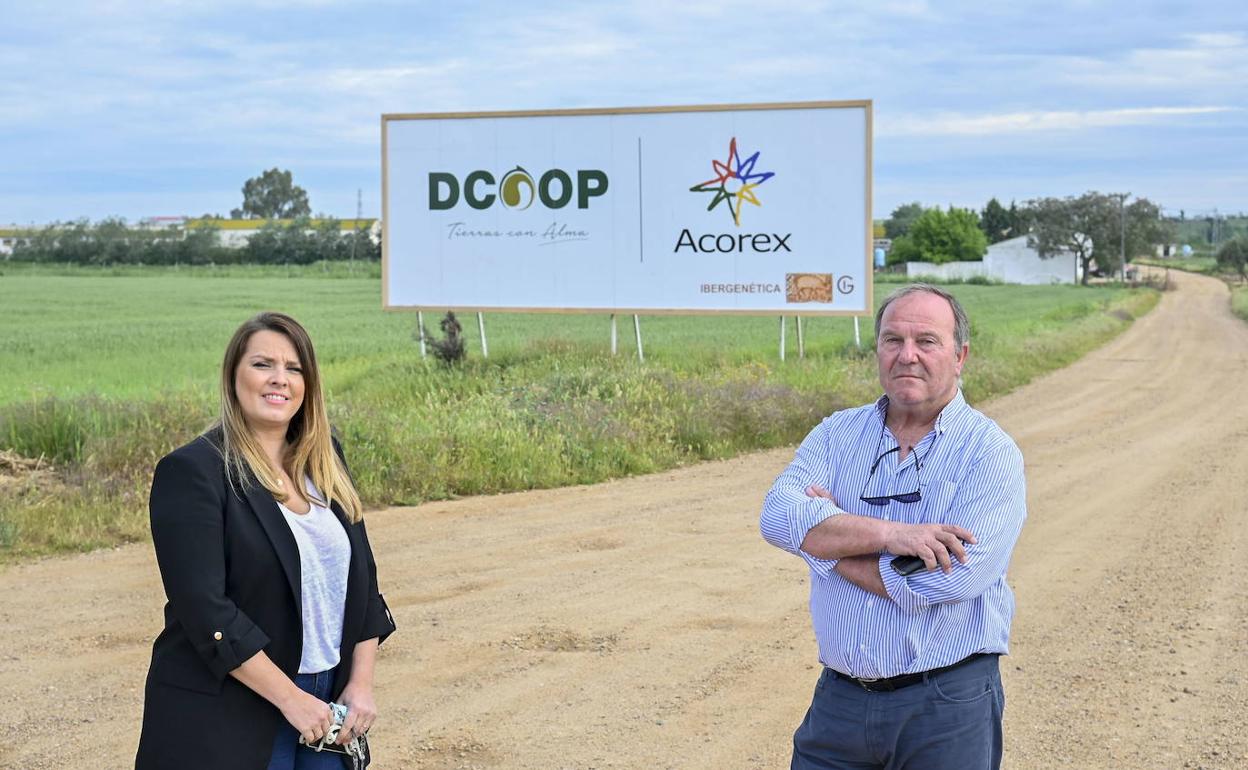 La gerente de Acorex, Lucía Julián junto a Florentino Tienza, presidente del grupo, delante de la explotación porcina en Pueblonuevo del Guadiana. 