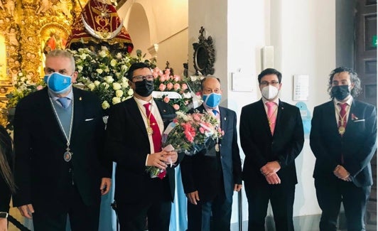 Miembros de la Cofradía del Cristo del Humilladero en la ofrenda floral a la Virgen, ayer. 