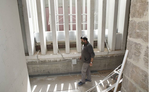 La arquitectura tradicional convive con la arquitectura de vanguardia dentro del edificio. 