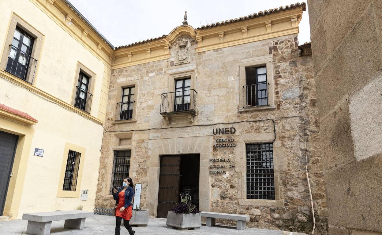 Sede de la UNED y de la Escuela Oficial de Idiomas de Plasencia.