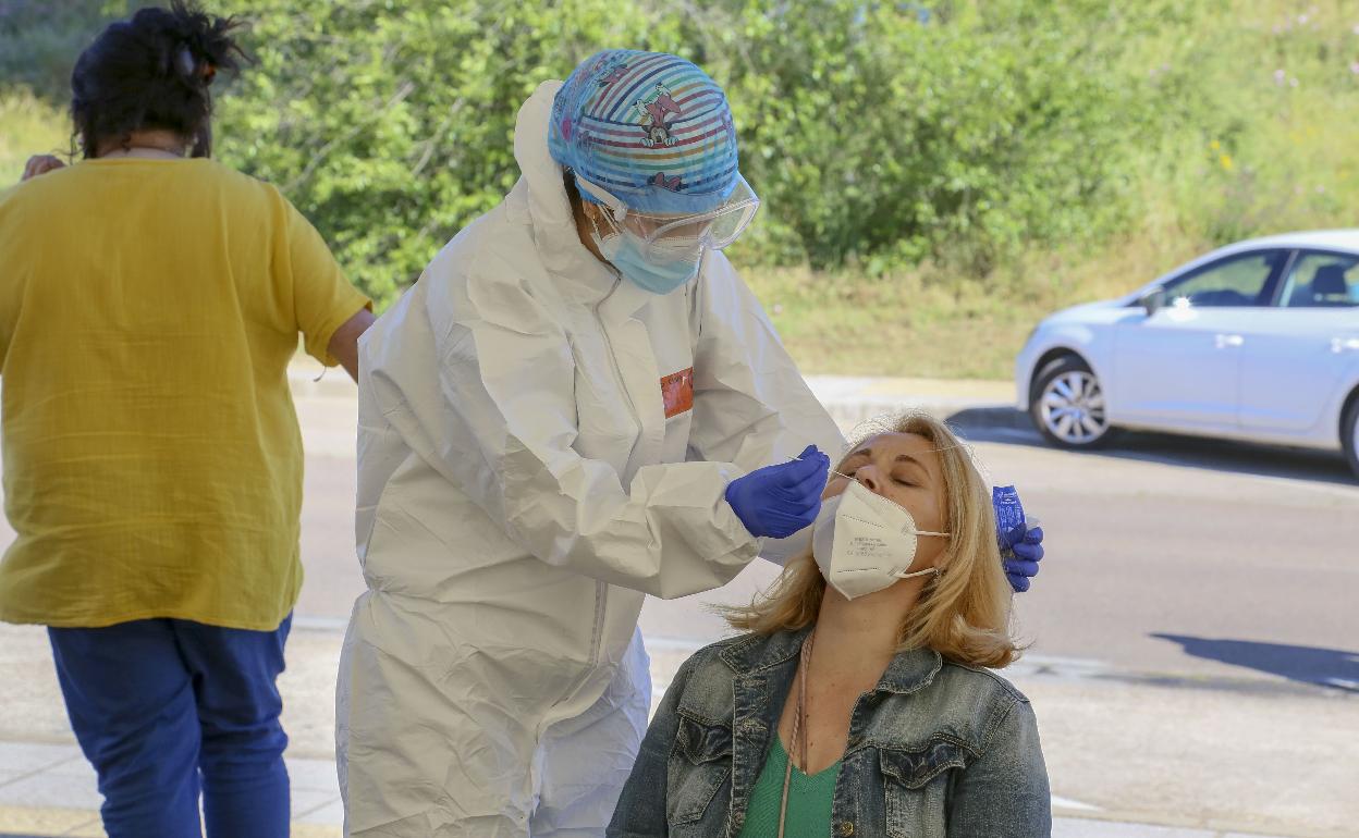 Covid en Extremadura: Los contagios de coronavirus en la región caen a niveles de mediados de marzo