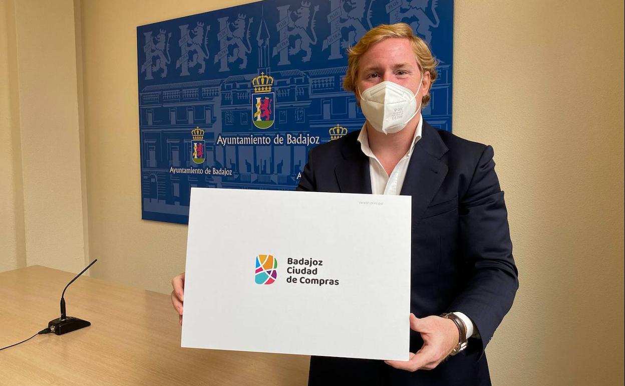 El primer teniente de alcalde, Ignacio Gragera, enseña la nueva imagen de 'Badajoz, ciudad de compras' 