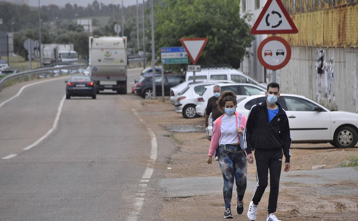 Los hermanos Alba y José Manuel Borrego andan por la avenida Ricardo Carapeto. 