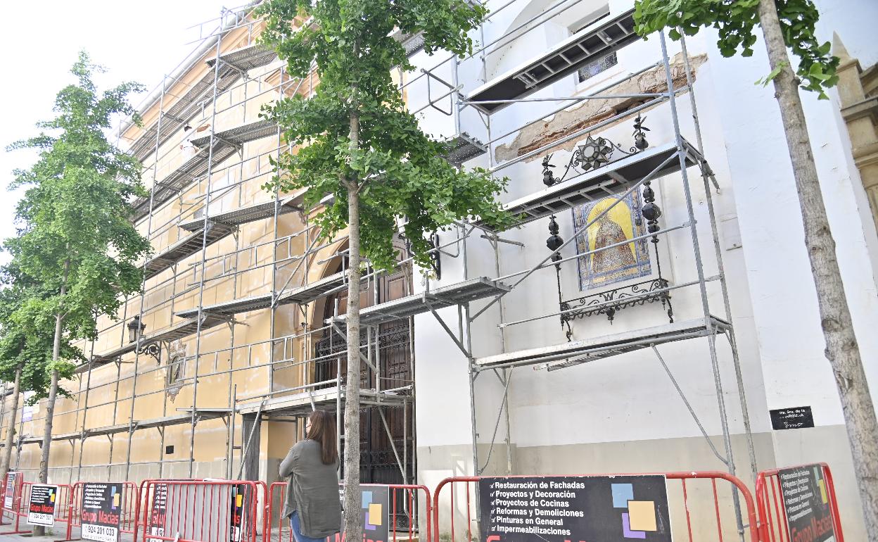 Fachada del convento de las Deslcalzas, con las obras de rehabilitación paradas. 