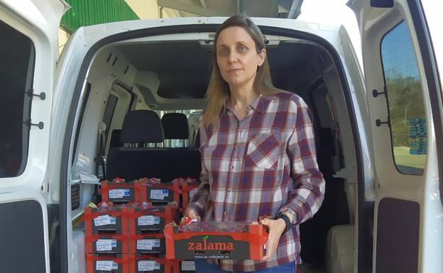 Clara Prieto en plena campaña de recogida.