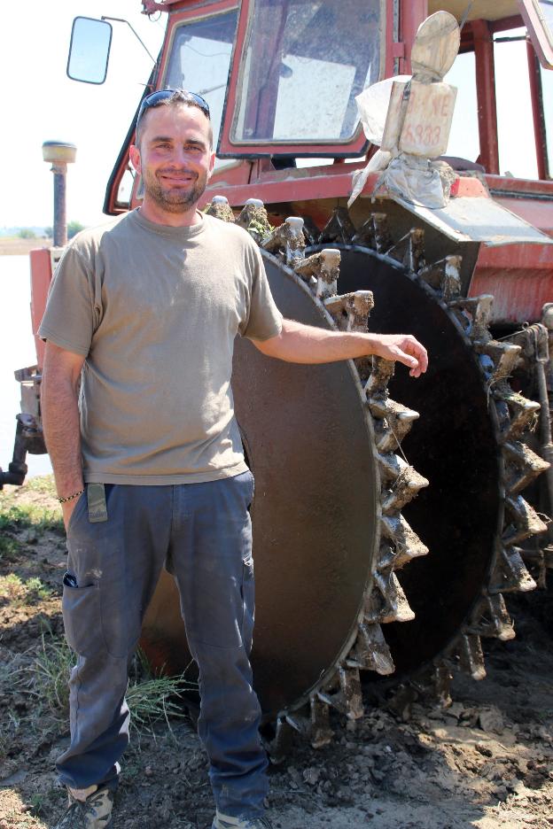 Antonio Almodóvar con el tractor para siembra en agua. 