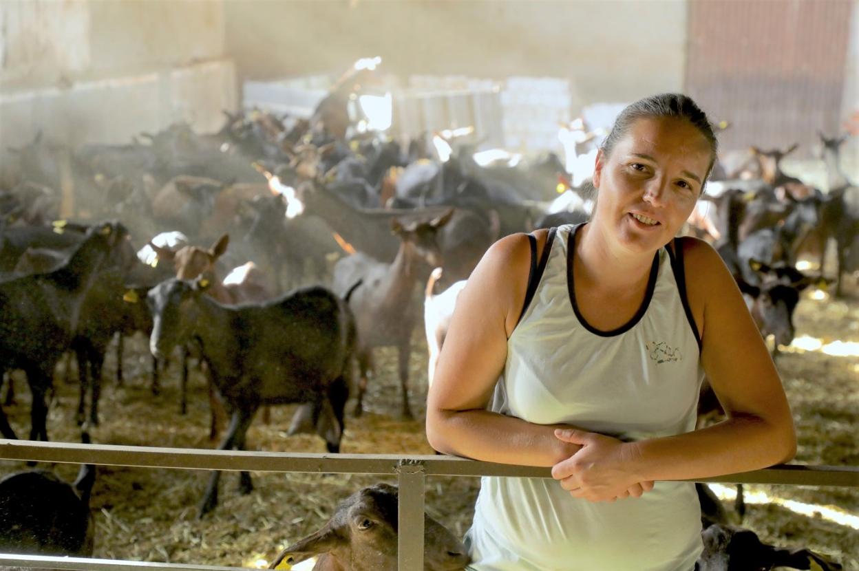 Laura Parra es ganadera de caprino de leche. 
