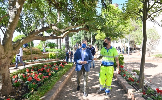 El alcalde, Francisco Fragoso, durante su visita esta mañana a los recién remodelados Jardines de la Galera.