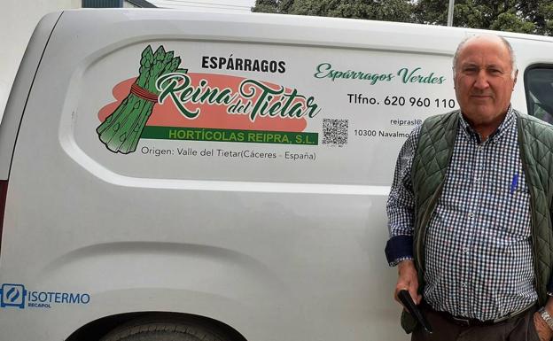 Emiliano Pulido con una de las furgonetas de la empresa. 