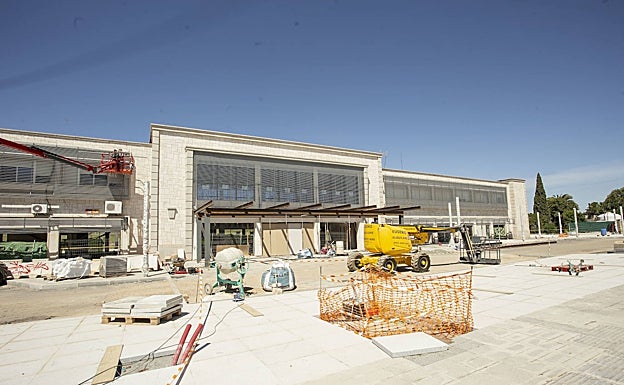 Las lamas de aluminio son la nueva seña de identidad del edificio. 