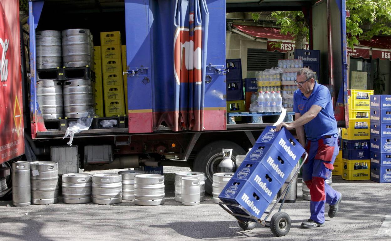 Reparto de bebidas en la Plaza Mayor en el año 2016. 