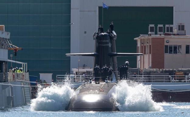 El submarino, tras su puesta a flote. 