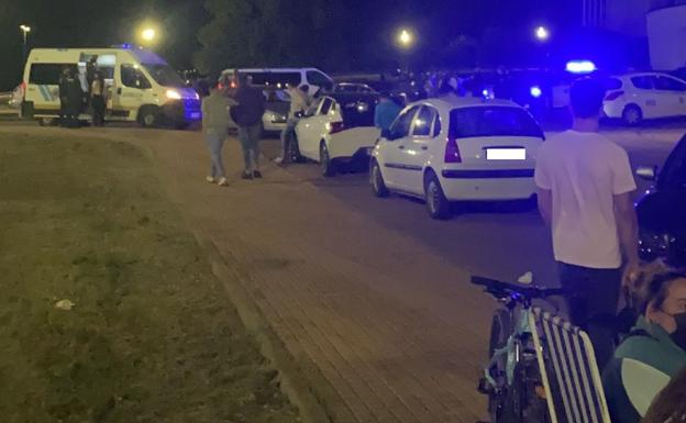 Un vehículo de la Policía Local haciendo pruebas de alcohol y drogas durante el botellón disuelto en el Nuevo Vivero. 