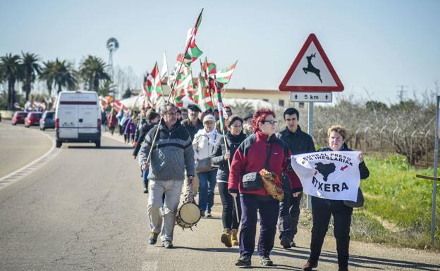 Familiares de etarras se manifiestan el 20 de febrero de 2016 junto a la prisión de Badajoz. 