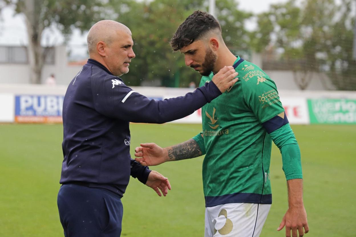 De los Mozos anima a Iván Cabellud tras la derrota. 