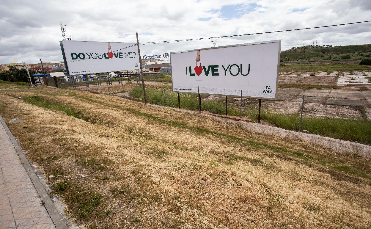 Vallas publicitarias de Way en los terrenos del futuro parque en el antiguo matadero. 