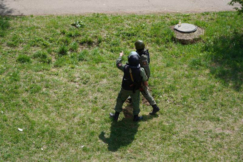 Policías organizando el asalto a la escuela de la ciudad rusa de Kazán, capital de la república de Tatarstán