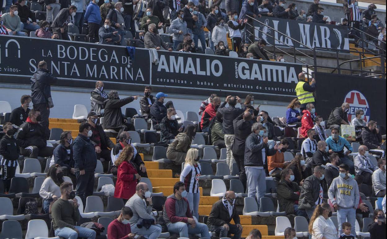 Afición del Badajoz en el estadio Nuevo Vivero. 