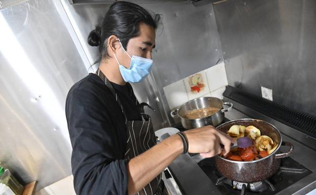 Julio preparando un plato mexicano.