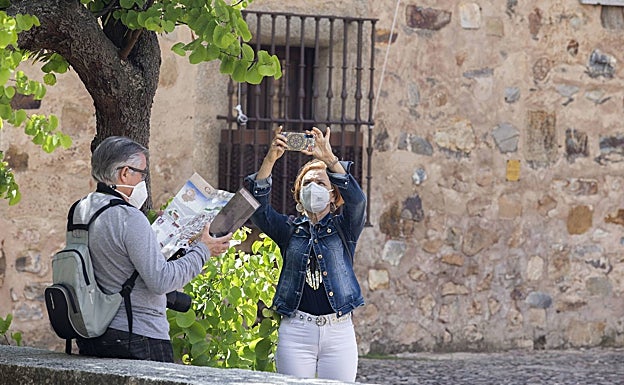 Turistas en la Plaza de las Veletas, junto al Museo de Cáceres. 