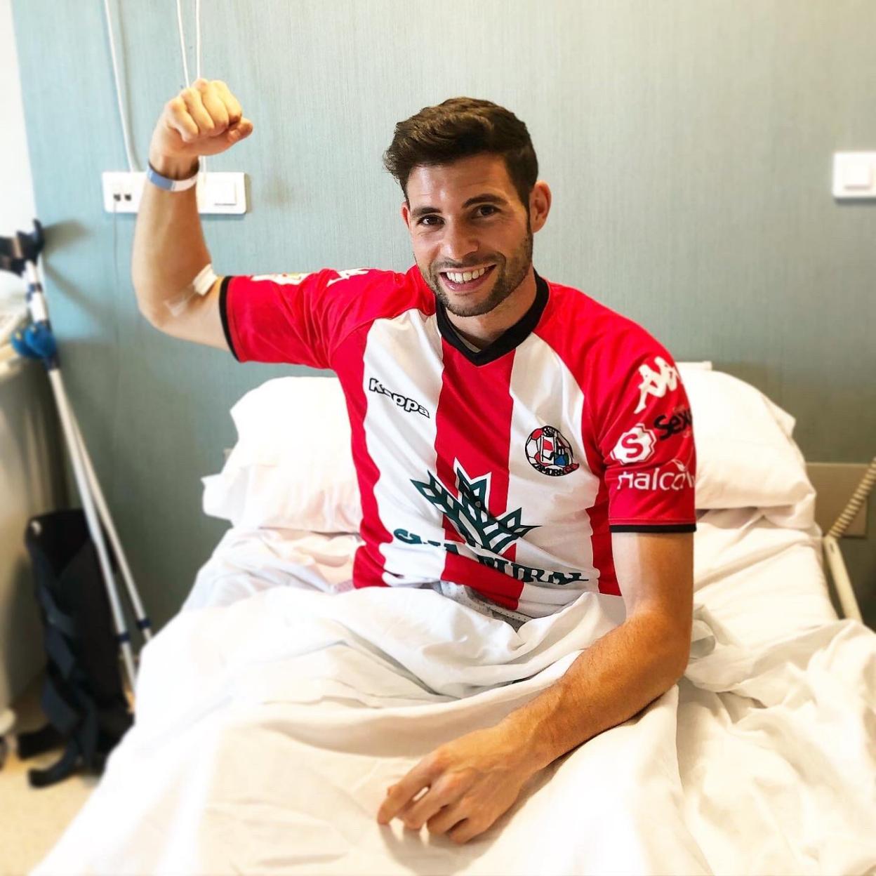 Asiel mostraba su apoyo a sus compañeros del Zamora para el playoff desde el hospital el año pasado. 