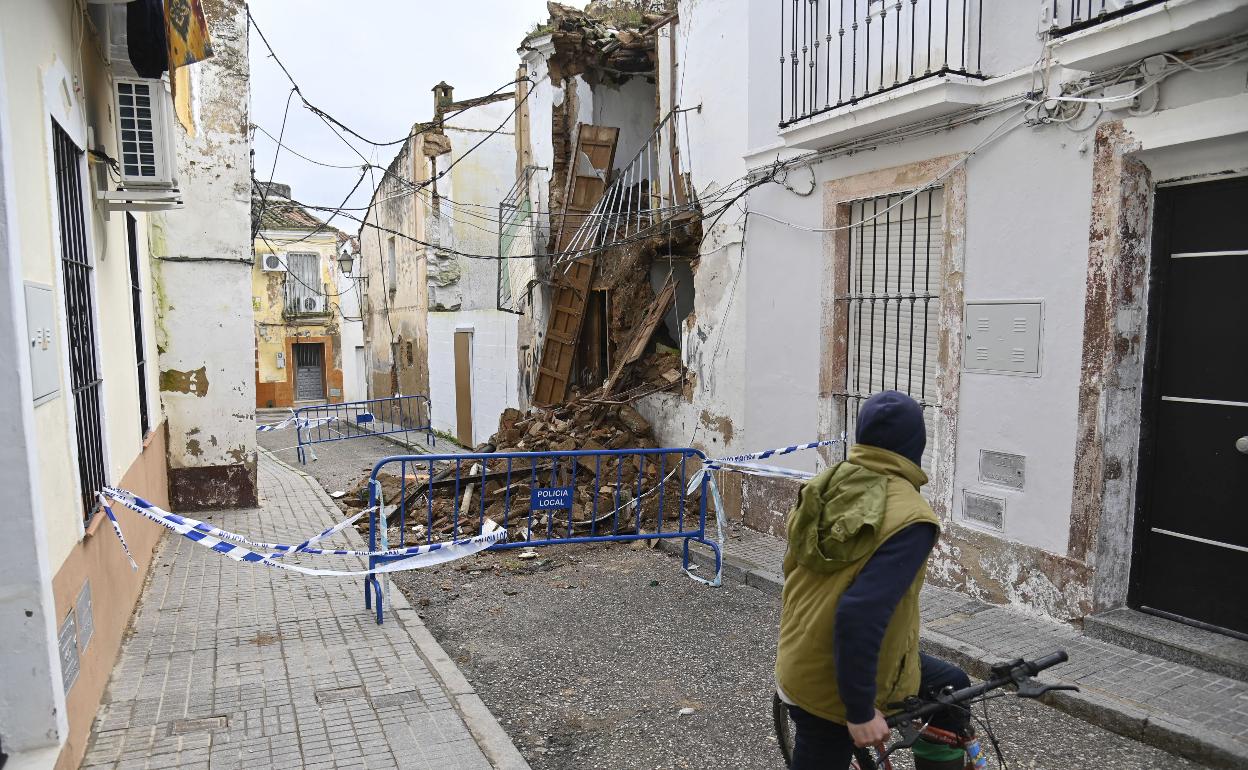 La calle Amparo sufrió este derrumbe a comienzos de año. Era una vivienda deshabitada.
