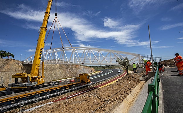 Momento en el que una grúa elevaba este viernes la plataforma peatonal de acceso al mirador de la Ronda Sureste de Cáceres. 
