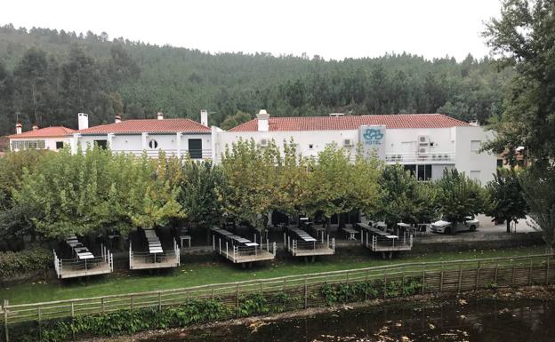 La refrescante terraza está en la orilla del río Sever.