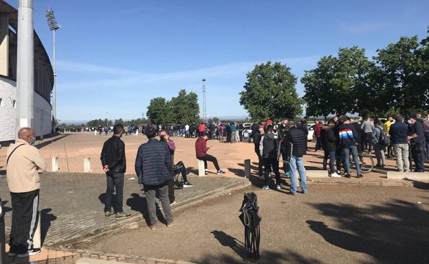 Paciencia, sol, colas y mucha pasión por el Badajoz