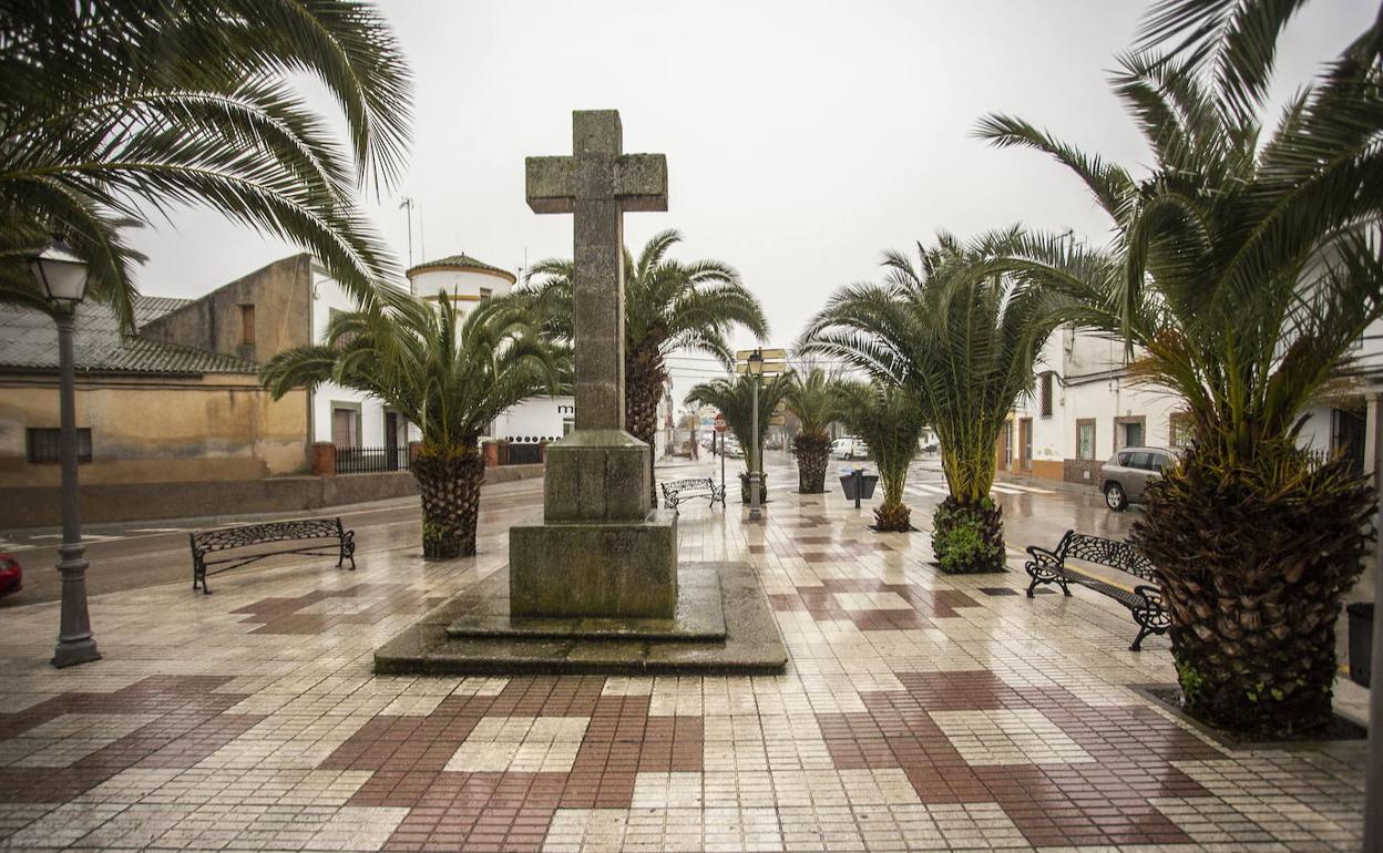 Cruz de los caídos de Casar de Cáceres, que será trasladada en los próximos días al cementerio. 