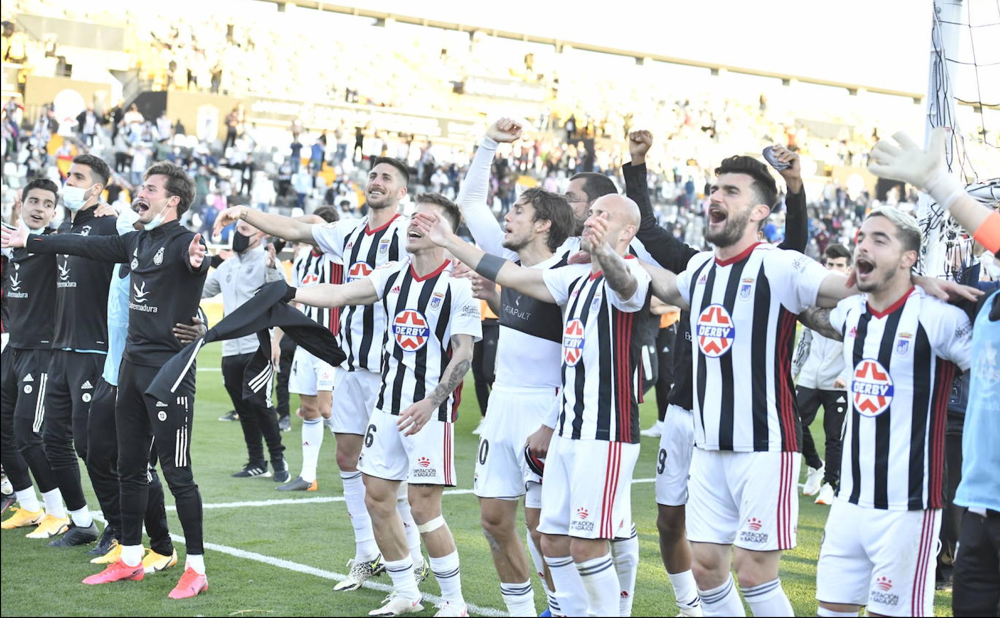 Los jugadores del Badajoz celebran la victoria ante el Mérida en el Nuevo Vivero. 