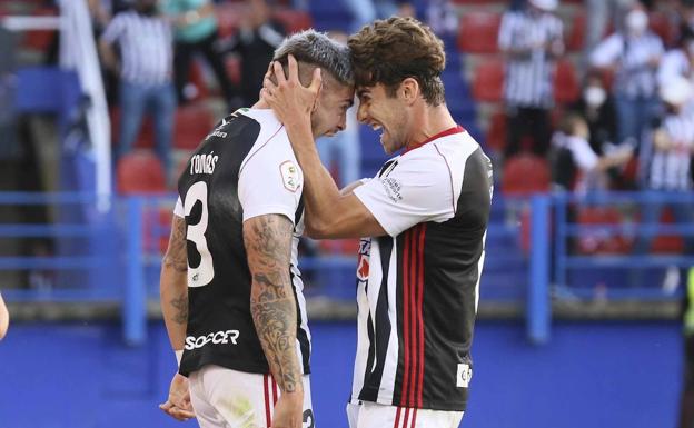 David Concha celebra con Tomás Sánchez el primer gol del CD Badajoz.