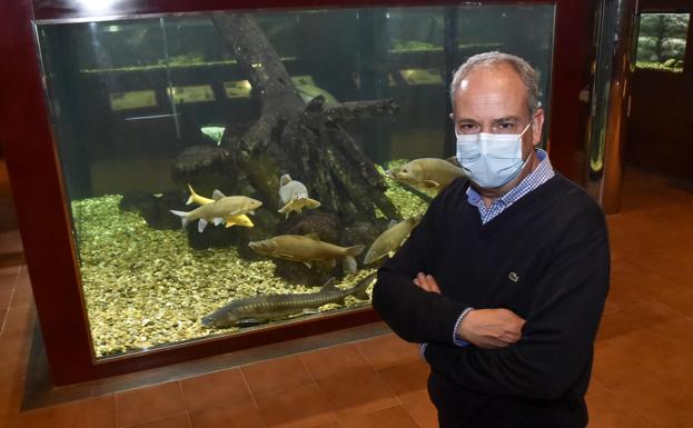 César Fallola con especies autóctonas de la piscifactoría de la Junta.