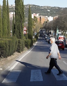 Imagen secundaria 2 - Arriba, Baluarte de los Pozos que estará conectado con el olivar de la Judería. Abajo, maqueta del pabellón de ferias de 2011 y avenida de la Hispanidad, que tendrá carril bici con una inversión de 400.000 euros.  HOY