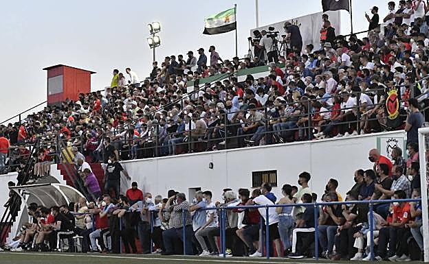 Las gradas del Emilio Macarro registraron una gran entrada.