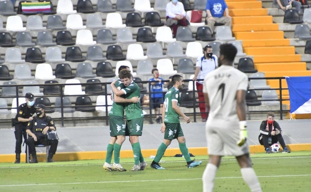 Los jugadores del Amorebieta celebran el pase en el Nuevo Vivero. 